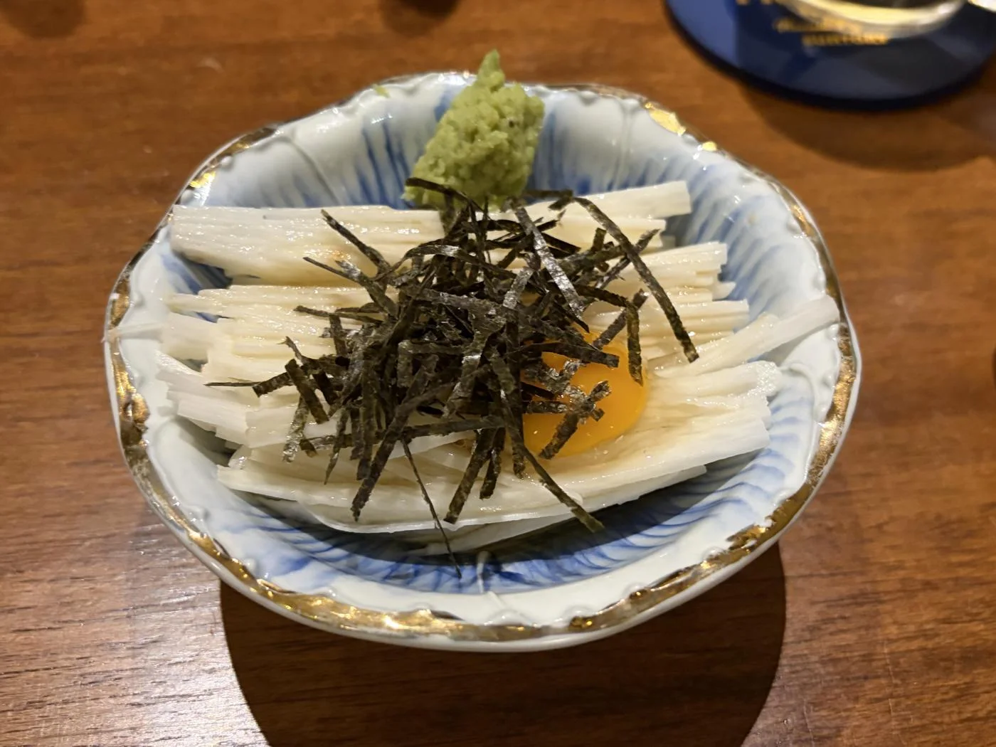 山芋、海苔、卵黄とわさびを盛ったYamaimo Wasabi