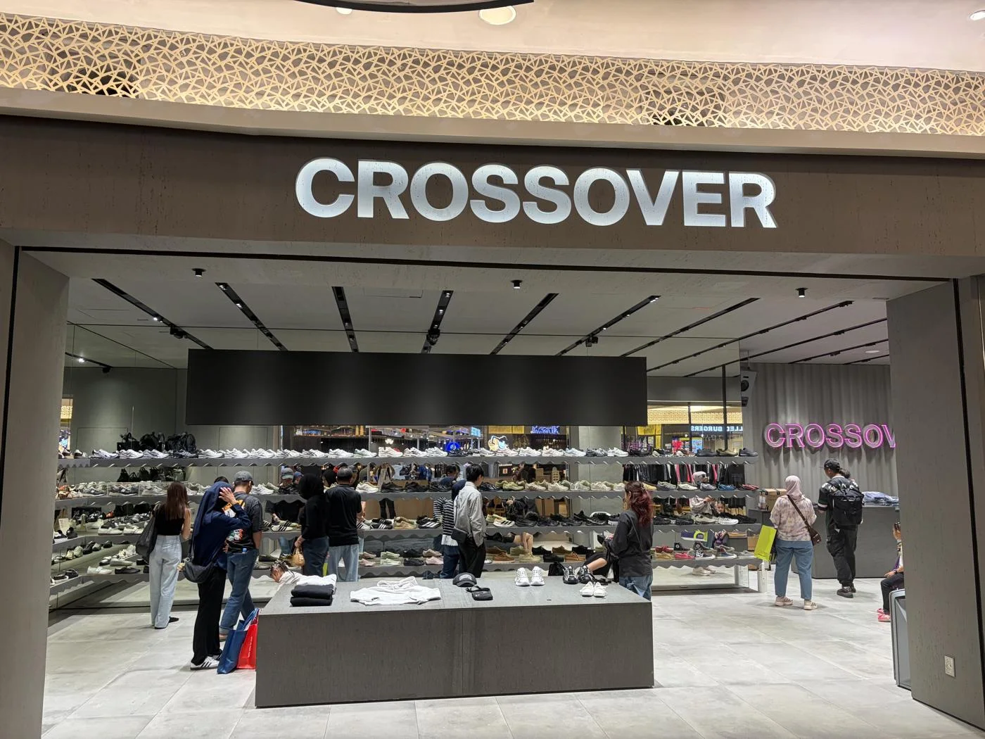 CROSSOVERの店頭と靴・衣類の売場