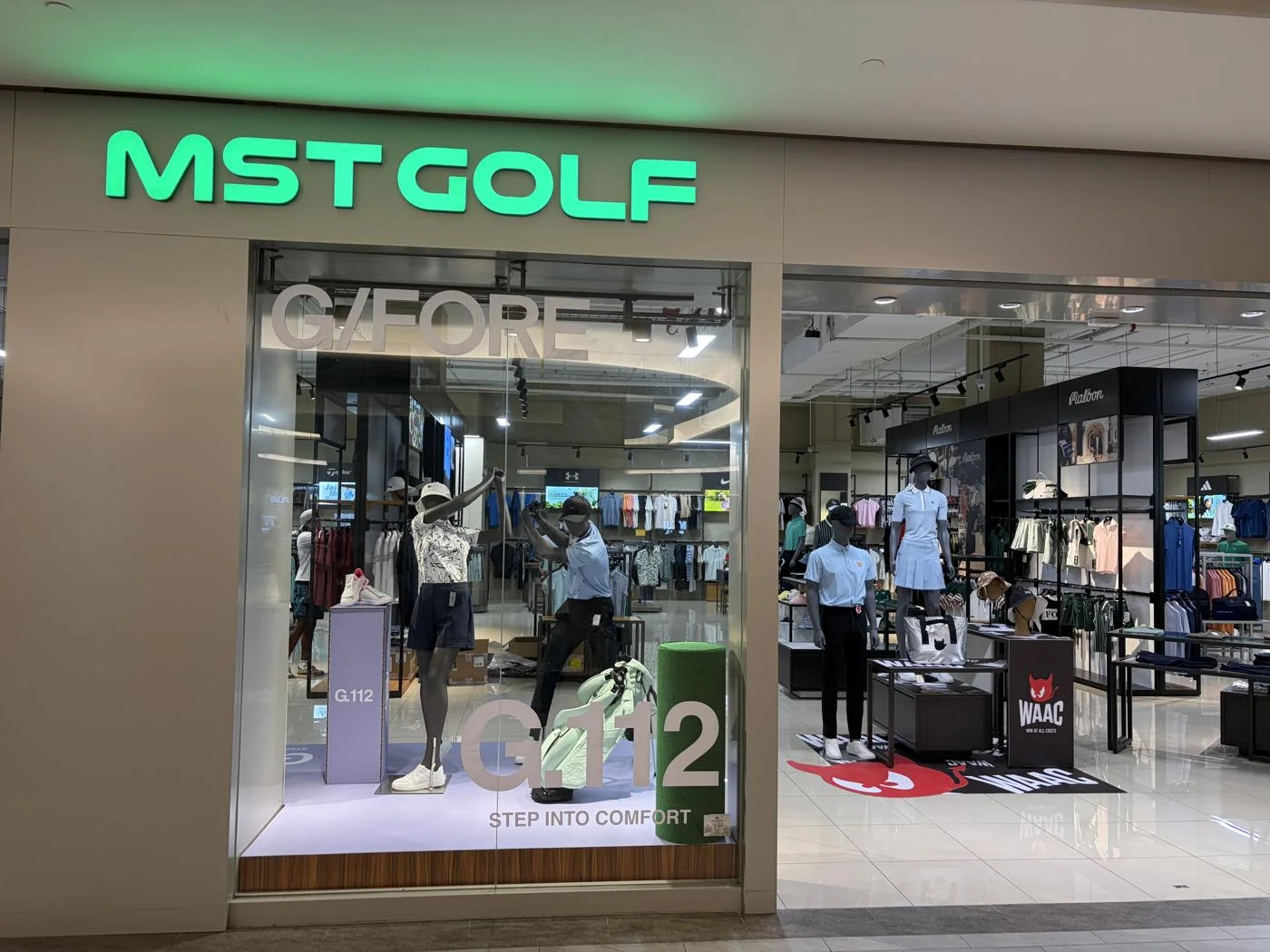 モール内で撮ったMST GOLFの店頭。G/FOREの売場もあり、ゴルフ用品へ寄り道できた