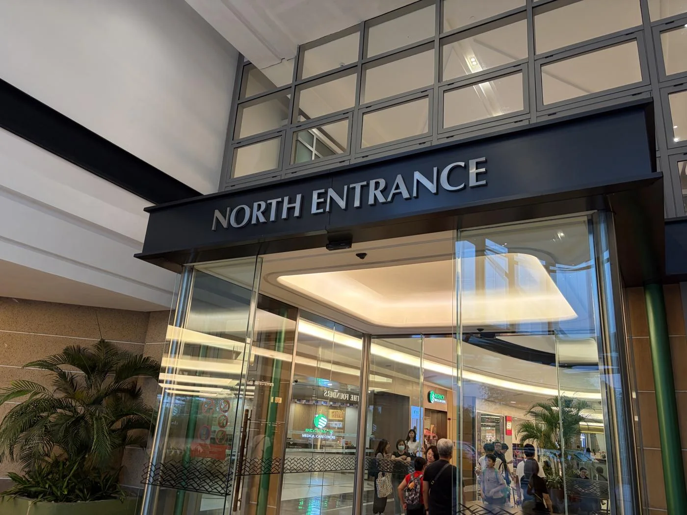 18:40に撮ったモールのNORTH ENTRANCE。Mid Valley Southkeyを出るときの写真