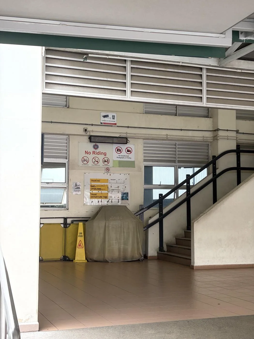 Woodlands側で建物へ上がった階段。ここから徒歩でチェックポイントへ向かった