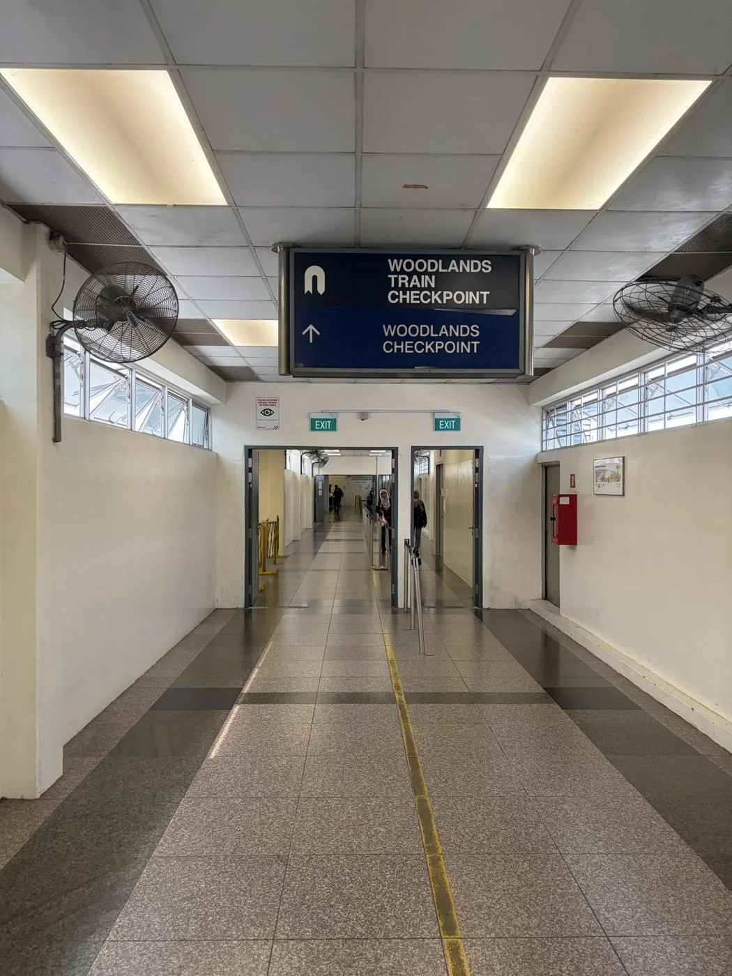 Woodlands Checkpointは直進。Woodlands Train Checkpointの案内とは行先が分かれている