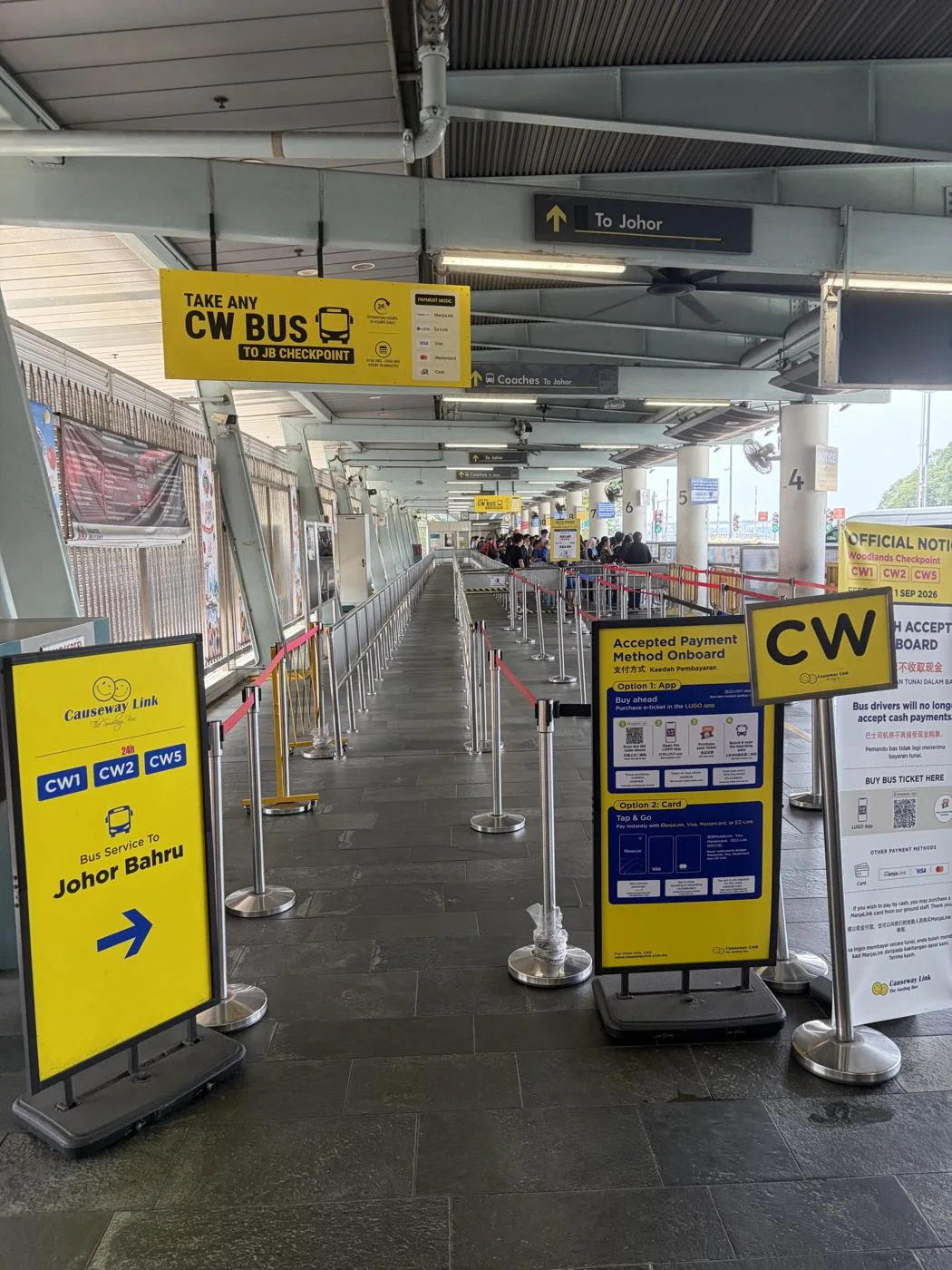 To JohorとCW1・CW2・CW5が並ぶ黄色い乗り場表示。俺がJB行きのバスを探した場所