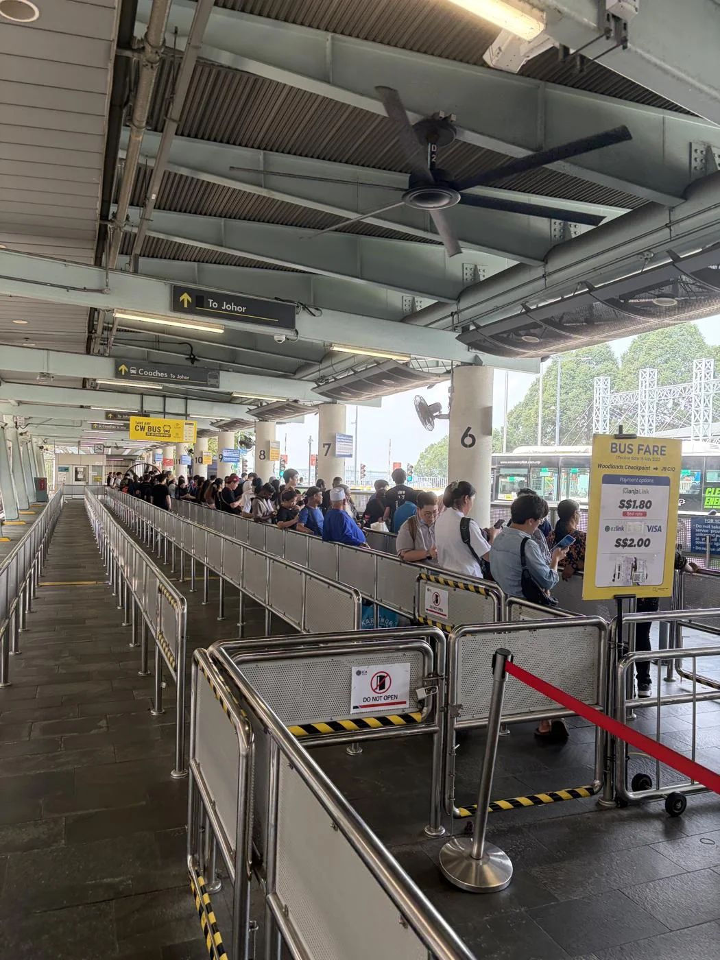 Woodlands Checkpoint→JB CIQの現地料金表示。ManjaLinkはS$1.80、EZ-Link・カード側はS$2.00と書かれていた