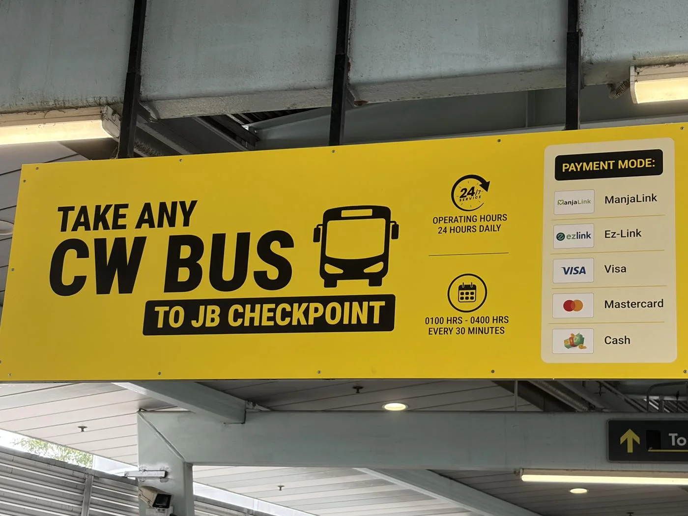 乗り場に出ていたTAKE ANY CW BUS TO JB CHECKPOINTの大きな案内。JB Checkpoint行きを探す目印になった
