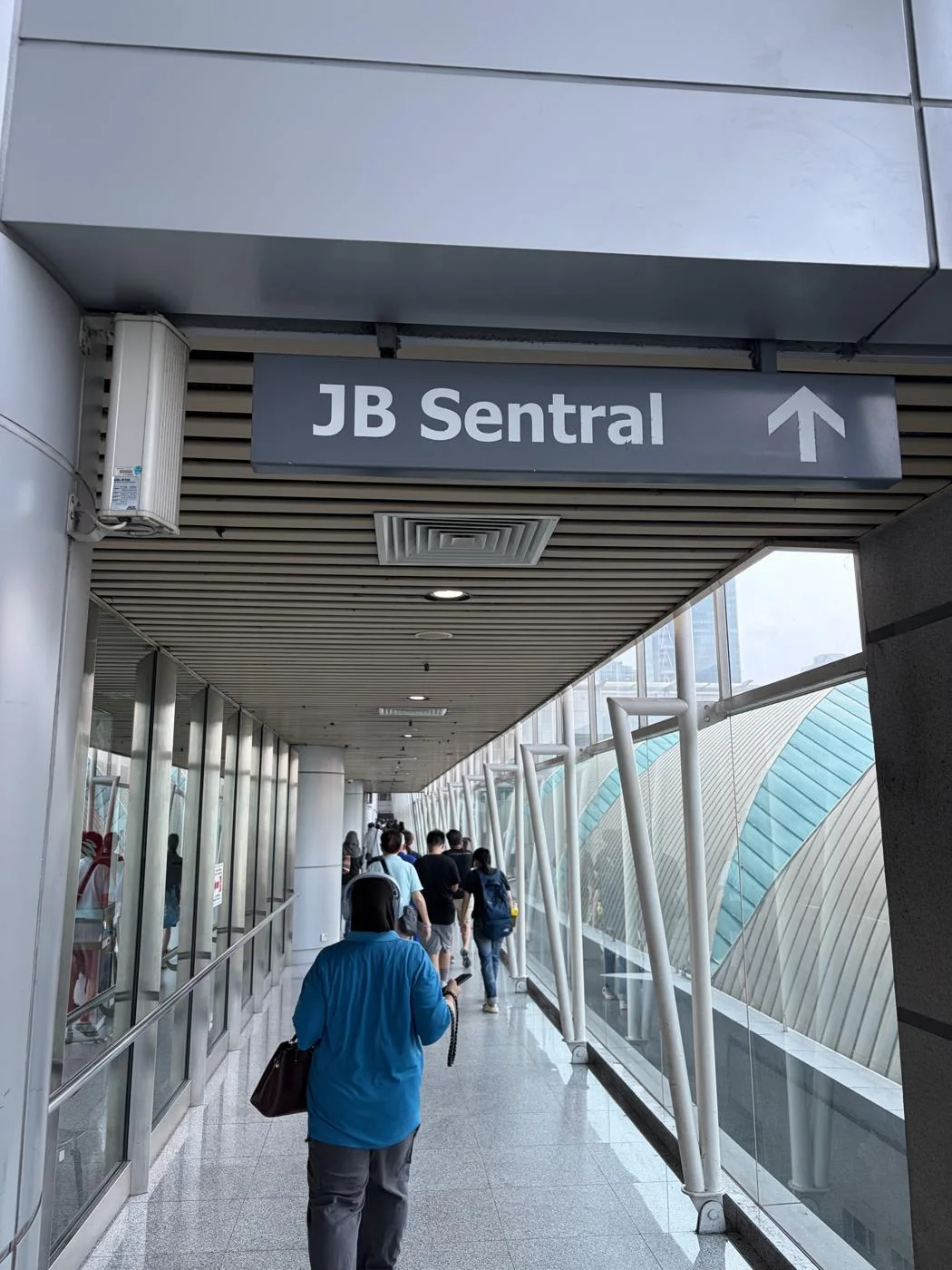 入国後の連絡通路。JB Sentralの表示は直進になっている