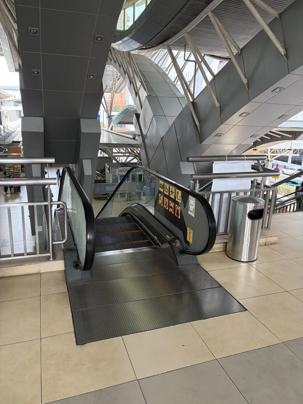 JB Sentral・City Square側の通路から車寄せへ下りるエスカレーター。撮影は15:07