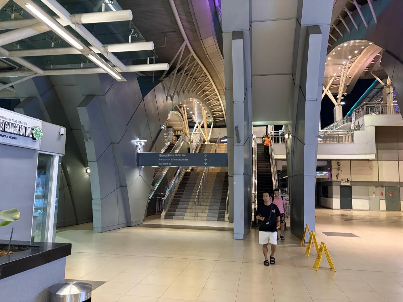 深夜0:22に戻ってきたJB側の駅施設内。帰りの出国・バス乗り場へ向かう途中の写真