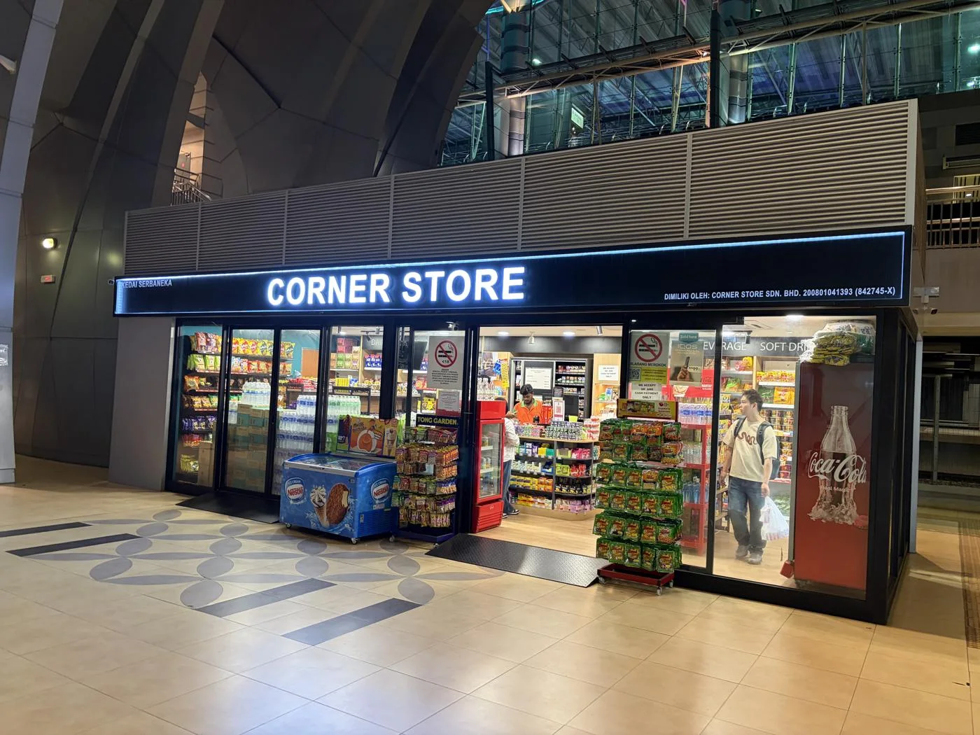同じ0:22に撮ったCORNER STOREのある通路。帰路の駅内で見かけた目印
