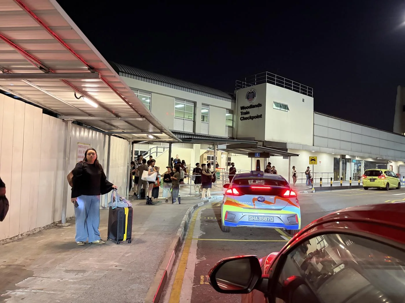 1:26に外へ出て撮ったWoodlands Checkpointの建物と道路。この後、Grabで自宅へ帰った