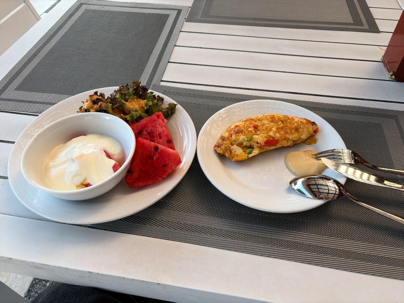 朝食で取ってきたオムレツとフルーツ