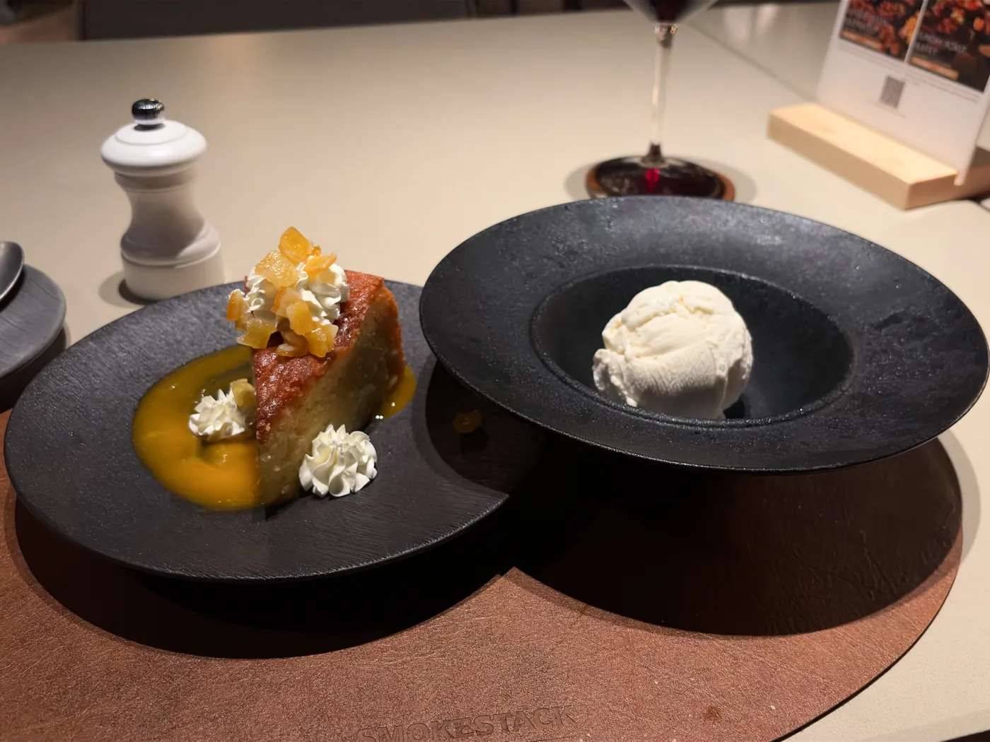 デザートのケーキとアイス