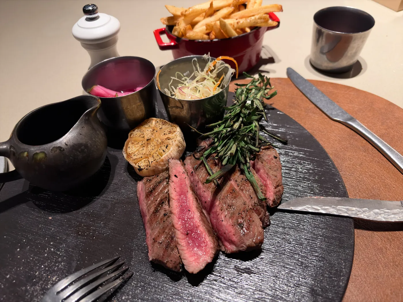 ステーキとフライドポテト