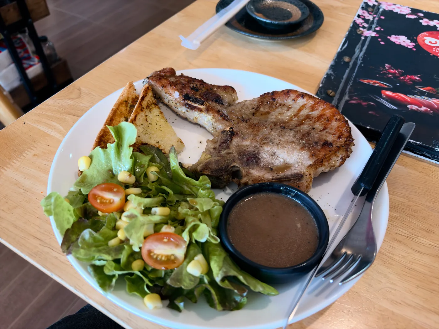 Haruの骨付きポークステーキ