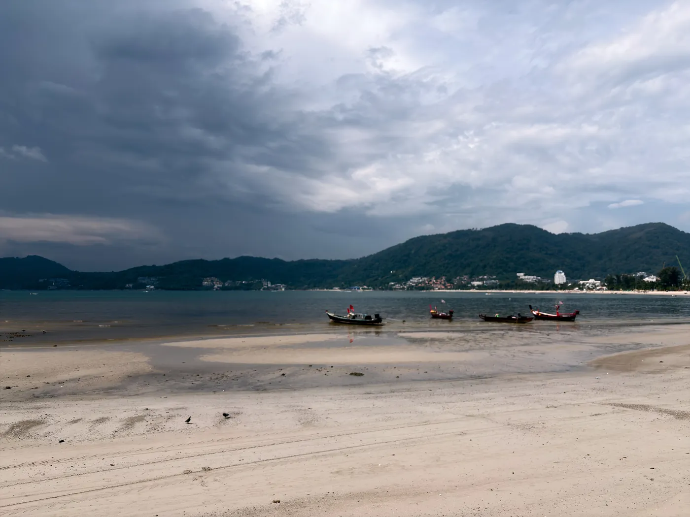 パトンビーチとロングテールボート