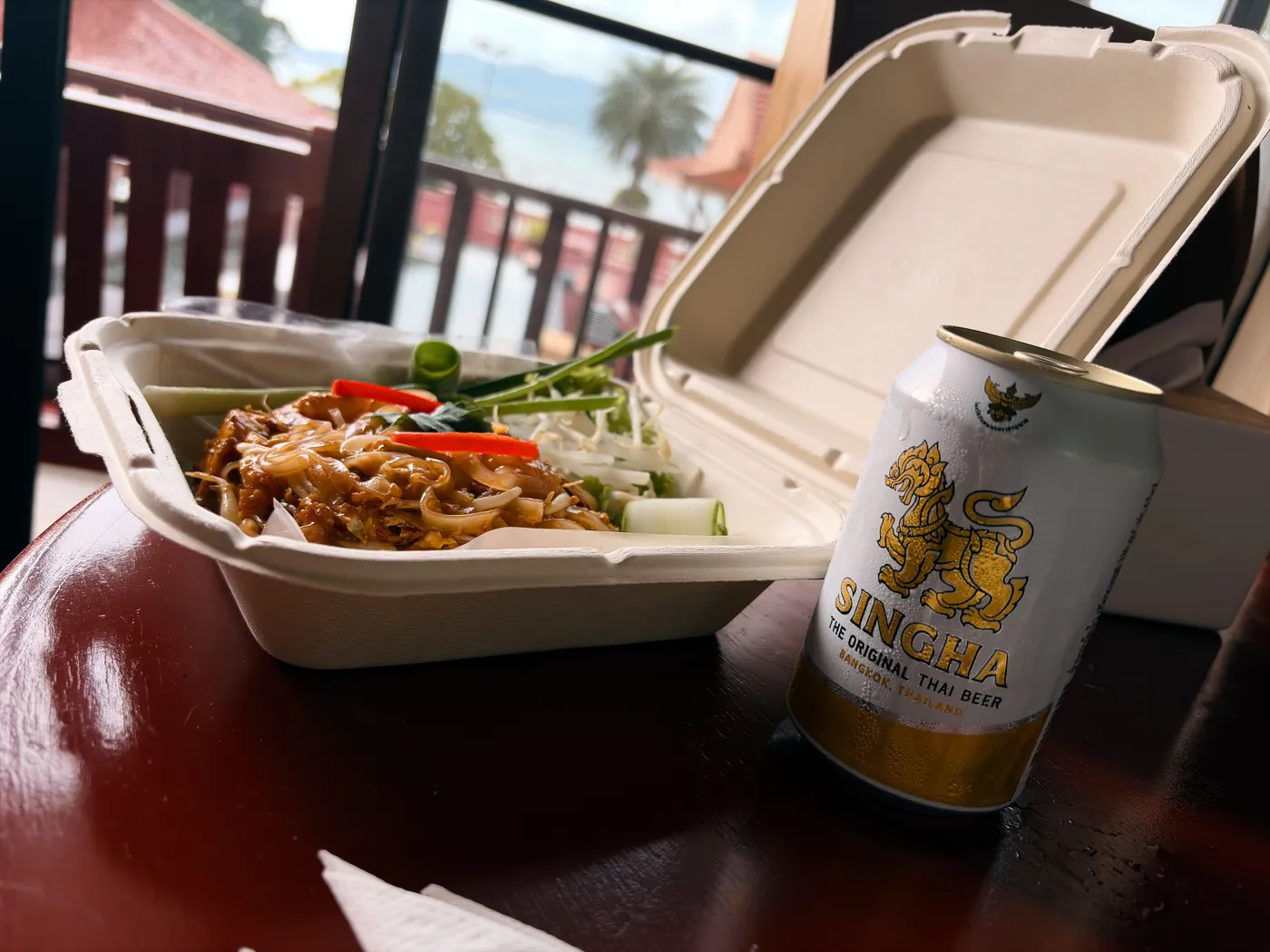 ルームサービスのタイ料理とシンハービール